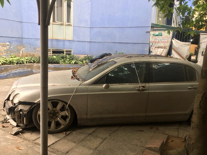 Tin tức - Siêu xe Bentley 'vứt xó' ở Hà Nội khiến nhiều người tò mò (Hình 2).