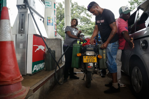 Tin tức - Chỉ sau 1 đêm, giá xăng ở Zimbabwe tăng 'choáng váng' gấp hơn 2 lần