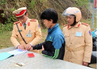 Tin tức - Liên tiếp phát hiện lái xe khách và xe tải dương tính với ma túy ở Lai Châu