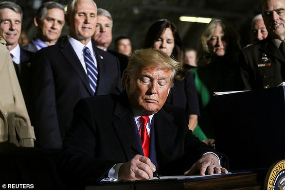 Tin thế giới - Ông Trump ký Đạo luật quốc phòng 738 tỷ USD, lập quân chủng vũ trụ