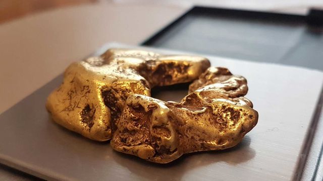 Kinh doanh - Thợ săn kho báu tìm thấy cục vàng lớn nhất Vương quốc Anh