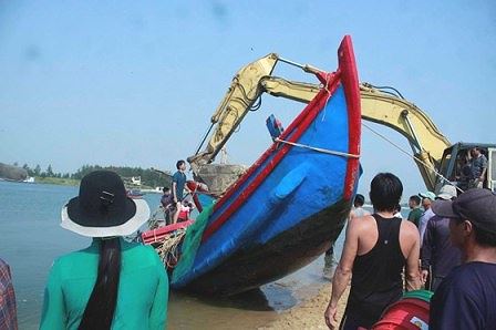 Tin trong nước - Quảng Ngãi: Hai tàu cá bị sóng đánh chìm, chủ tàu thiệt hại nặng