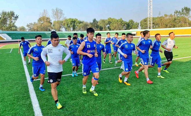 Bóng đá - CLB Hà Nội làm quen sân cỏ nhân tạo tại Triều Tiên