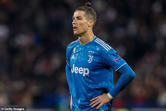 Bóng đá - Siêu sao Cristiano Ronaldo bị cách ly tại quê nhà sau khi đồng đội nhiễm Covid-19