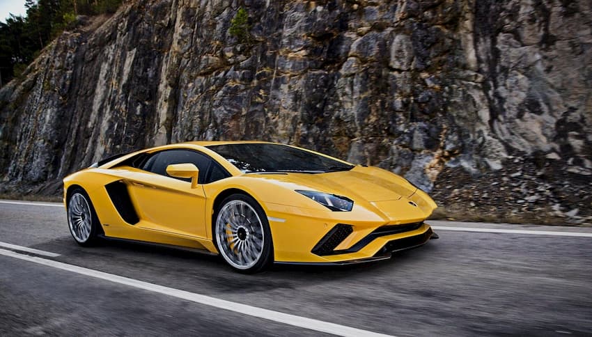 Ôtô - Xe máy - Bảng giá xe Lamborghini mới nhất tháng 4/2020: “Ông hoàng” Lamborghini Aventador SVJ giữ giá khoảng 60 tỷ đồng (Hình 2).