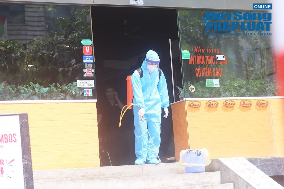 Tin trong nước - Đội phản ứng nhanh phun khử trùng quán pizza ở Hà Nội nơi có nhân viên nghi nhiễm Covid-19 (Hình 6).