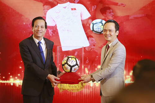 Kinh doanh - Thủ tướng trao 20 tỷ đồng đấu giá bóng và áo của U23 Việt Nam từ FLC cho 20 huyện nghèo trên cả nước