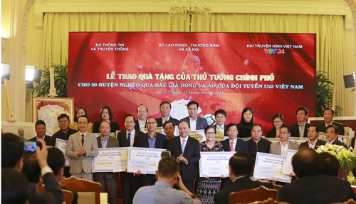Kinh doanh - Thủ tướng trao 20 tỷ đồng đấu giá bóng và áo của U23 Việt Nam từ FLC cho 20 huyện nghèo trên cả nước (Hình 3).