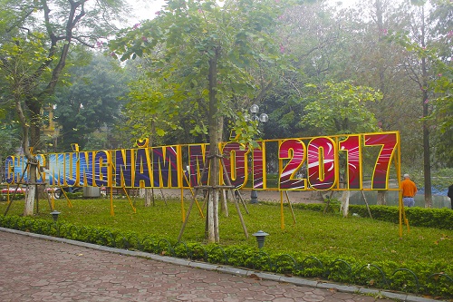 Tin trong nước - Hà Nội giảm trang trí lòe loẹt đón tết Đinh Dậu 2017