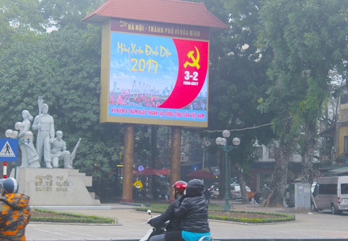 Tin trong nước - Hà Nội giảm trang trí lòe loẹt đón tết Đinh Dậu 2017 (Hình 5).
