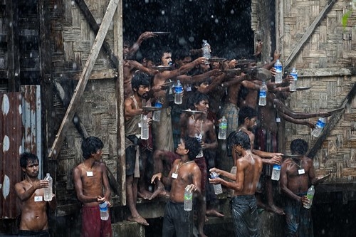 Đời sống - Những khoảnh khắc về cảnh thiếu nước ám ảnh hàng triệu người (Hình 10).