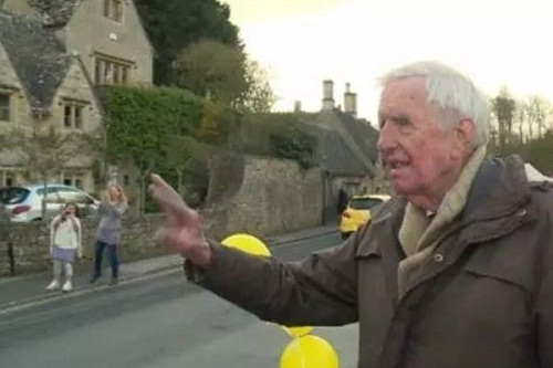 Cộng đồng mạng - 100 chiếc xe hơi màu vàng lái vào ngôi làng xinh đẹp để bênh vực ông lão 84 tuổi (Hình 7).