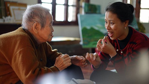 Đời sống - Mắt mờ, tay chậm nhưng cụ bà 97 tuổi lại được phong là“cụ bà sành sỏi Internet nhất Việt Nam” (Hình 6).