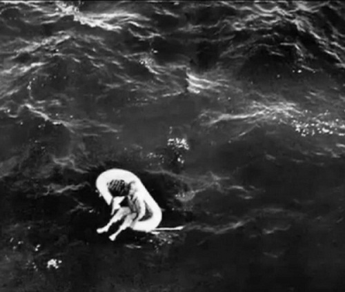 Đời sống - Được cứu sống khi trôi nổi một mình trên biển, 10 năm sau bé gái bất ngờ tiết lộ sự thật kinh hoàng (Hình 2).