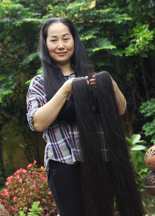 Đời sống - Cuộc sống của người phụ nữ có mái tóc dài và thẳng nhất Việt Nam (Hình 2).
