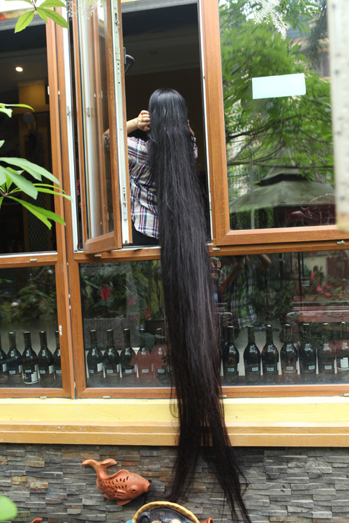 Đời sống - Cuộc sống của người phụ nữ có mái tóc dài và thẳng nhất Việt Nam (Hình 3).