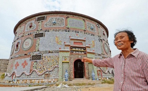 Đời sống - Độc đáo “cung điện gốm sứ” gần 1 triệu USD do cụ bà 86 tuổi chỉ đạo xây dựng
