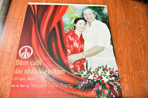 Đời sống - Ly kỳ đám cưới kéo dài 28 ngày của đại gia Hà Nội với người vợ kém… 52 tuổi (Hình 2).