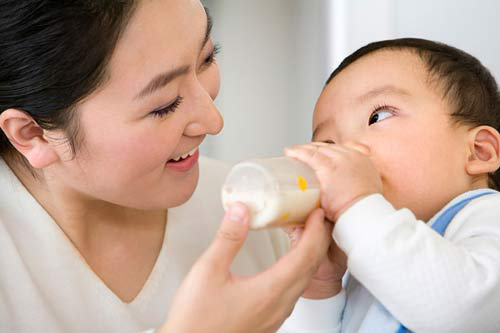 Sức khoẻ - Làm đẹp - Những tác hại nghiêm trọng khi cho trẻ dưới 6 tháng tuổi uống nước lọc 