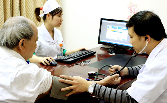 Sức khoẻ - Làm đẹp - Bệnh viện Bạch Mai khám miễn phí bệnh nhân sa sút trí tuệ tuổi già 