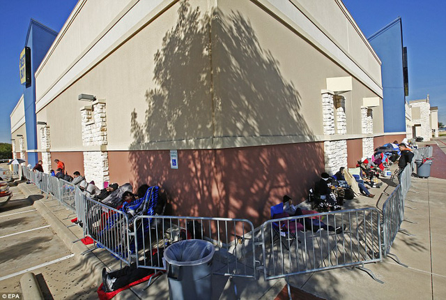 Tin thế giới - Người Mỹ dựng lều, xếp hàng để mua đồ giảm giá trong ngày Black Friday (Hình 5).