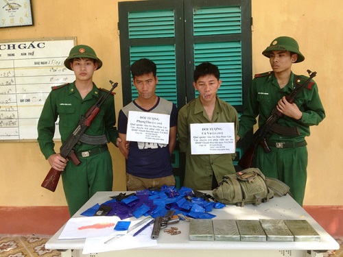 Tin tức - Bắt nóng 2 đối tượng vận chuyển hơn 26.000 viên ma túy vượt biên vào Việt Nam