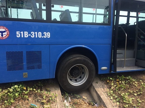 Tin tức - Xe buýt bị xe tải ép văng vào lề, hành khách hoảng loạn la hét
