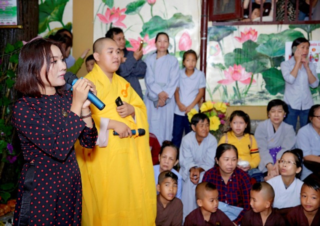  - Mừng đại lễ Phật Đản: Đêm nhạc thiện nguyện tại chùa Huyền Trang (Hình 5).