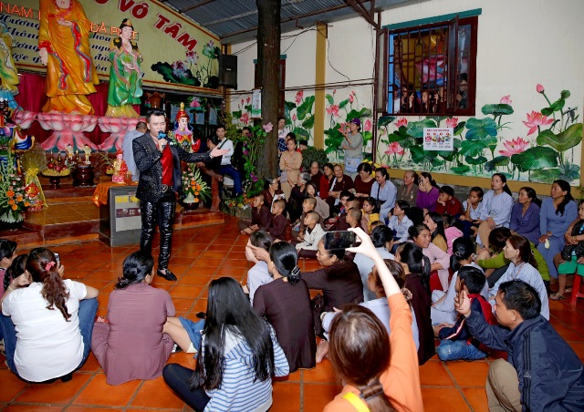  - Mừng đại lễ Phật Đản: Đêm nhạc thiện nguyện tại chùa Huyền Trang (Hình 6).