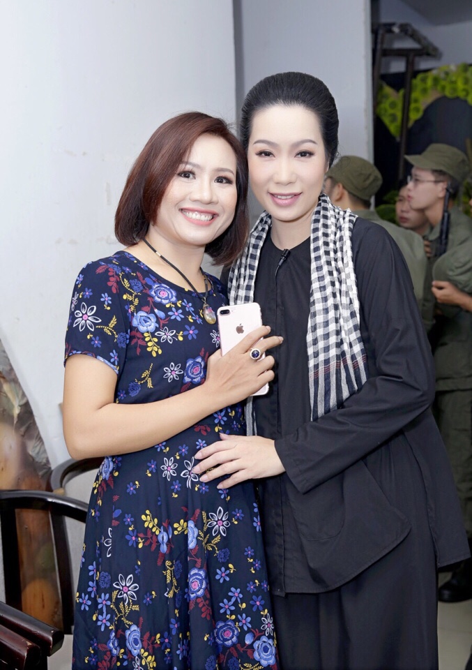 Giải trí - Giám đốc công ty truyền thông Lê Phạm đến chia vui cùng nghệ sĩ Trịnh Kim Chi (Hình 6).