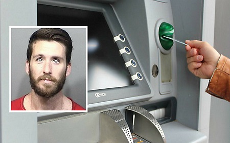 Cộng đồng mạng - Người đàn ông 'hành hung' cây ATM vì nhả ra quá nhiều tiền
