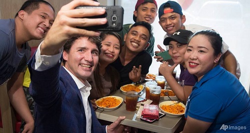 Tin thế giới - Thủ tướng Canada tiếp tục “gây bão” khi đi mua gà rán ở Philippines (Hình 2).