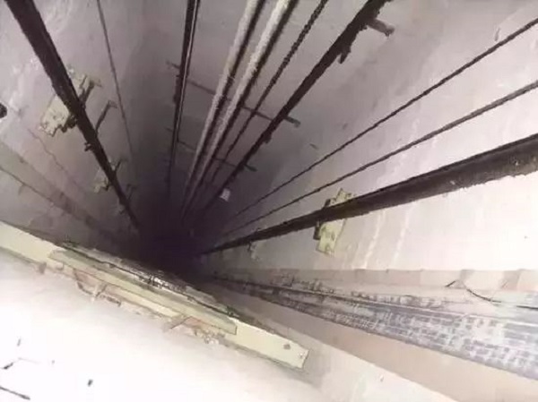 Tin thế giới - Bước vào thang máy, người đàn ông rơi thẳng xuống hố sâu 5m