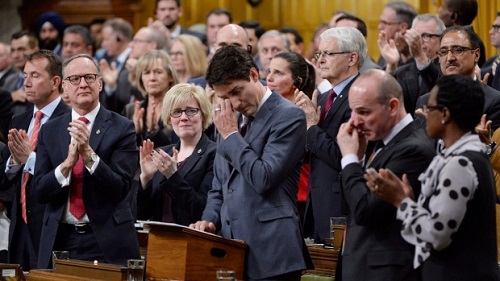 Tin thế giới - Thủ tướng Canada Justin Trudeau bật khóc xin lỗi người đồng tính