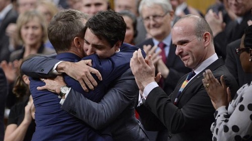 Tin thế giới - Thủ tướng Canada Justin Trudeau bật khóc xin lỗi người đồng tính (Hình 2).