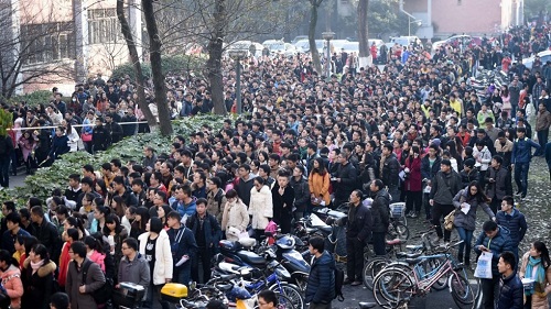 Tin thế giới - 1.200 người Trung Quốc dự thi giành một suất 'công chức quèn'