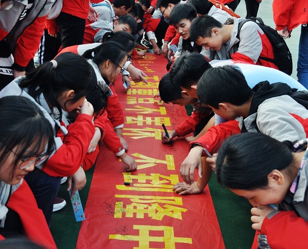 Tin thế giới - Trung Quốc: Hàng nghìn học sinh đi bộ 40km trước kỳ thi đại học (Hình 2).