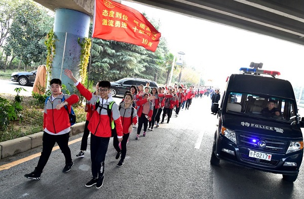 Tin thế giới - Trung Quốc: Hàng nghìn học sinh đi bộ 40km trước kỳ thi đại học (Hình 3).