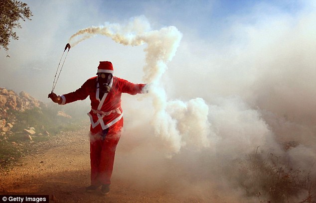 Tin thế giới - Người biểu tình Palestine hóa trang thành ông già Noel, đụng độ với quân đội Israel 