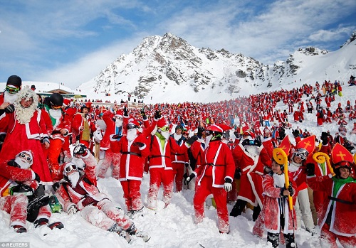 Tin thế giới - Thụy Sĩ: Hơn 2.000 ông già Noel chơi trượt tuyết vui vẻ ở dãy Alps 
