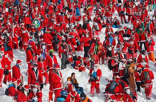 Tin thế giới - Thụy Sĩ: Hơn 2.000 ông già Noel chơi trượt tuyết vui vẻ ở dãy Alps (Hình 3).