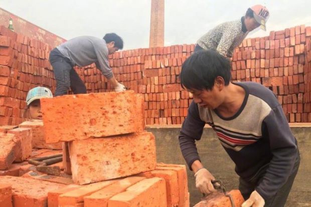 Tin thế giới - Công nhân Trung Quốc nhận gạch thay lương