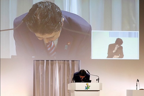Tin thế giới - Thủ tướng Nhật Bản cúi người xin lỗi người dân sau cáo buộc lạm dụng chức quyền