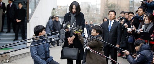 Tin thế giới - Sau bê bối của 2 cô con gái, vợ Chủ tịch Korean Air bị điều tra vì nghi hành hung nhân viên (Hình 2).
