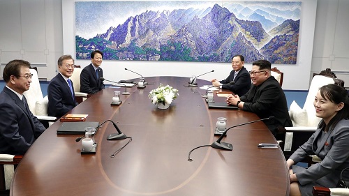 Tin thế giới - Em gái ông Kim Jong-un: Người phụ nữ duy nhất trên bàn đàm phán (Hình 2).