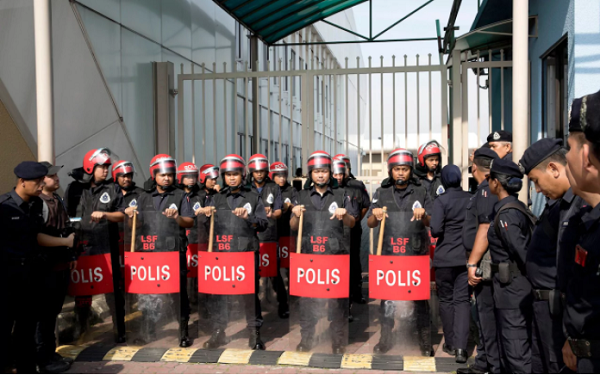 Tin thế giới - Malaysia: Hàng chục người bao vây sân bay vì nghi cựu thủ tướng tránh cáo buộc tham nhũng (Hình 2).