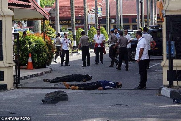 Tin thế giới - Cảnh sát Indonesia bắn hạ 4 kẻ khủng bố tấn công trụ sở bằng kiếm Nhật (Hình 2).