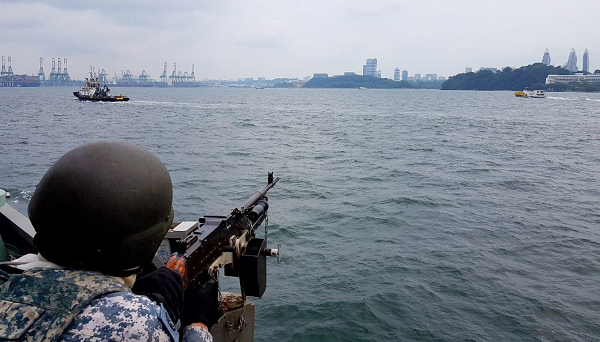 Tin thế giới - Tàu chiến của lực lượng Hải quân Singapore tuần tra quanh đảo Sentosa trong bữa trưa của lãnh đạo Mỹ, Triều (Hình 2).