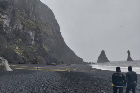 Tin thế giới - Mải chụp selfie, nhóm du khách bị sóng lớn thổi tung tại Iceland
