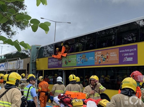 Tin thế giới - Hồng Kông: Hai xe buýt va chạm kinh hoàng, ít nhất 77 người bị thương (Hình 3).